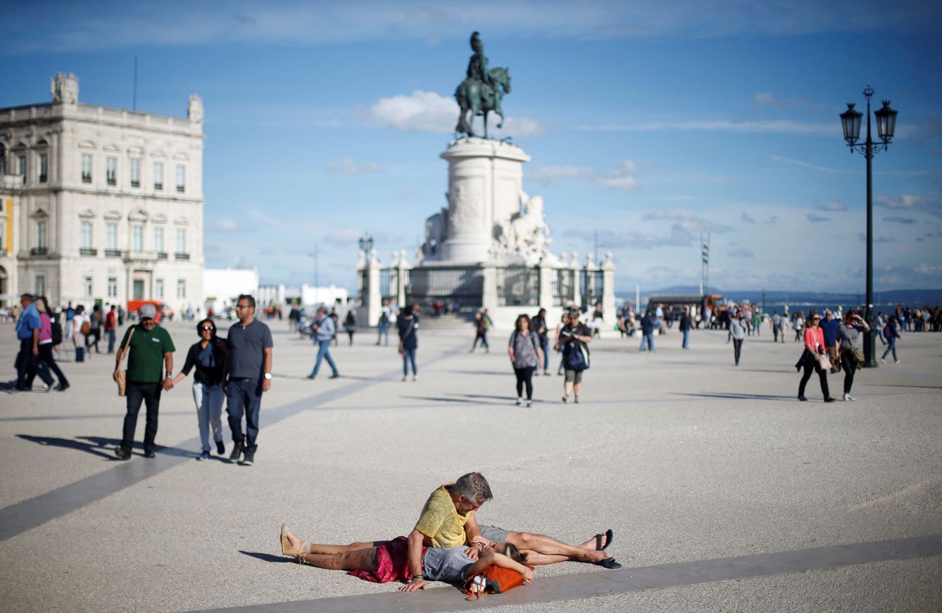 Un pareja de turistas en el centro de Lisboa. (Reuters)
