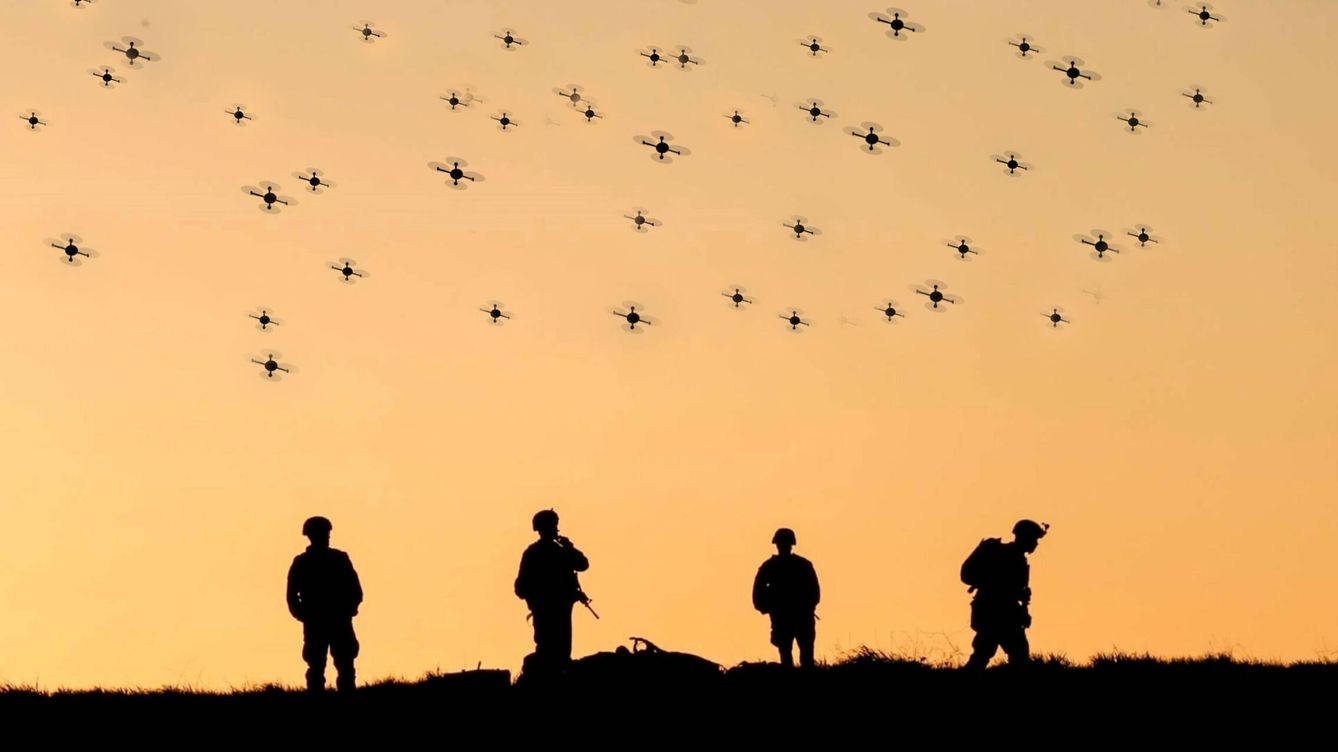 Foto: Montaje de soldados del ejército americano y un enjambre de drones (US Army)