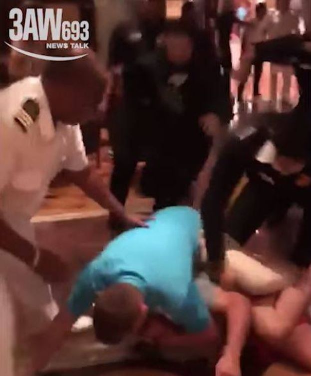 Foto: En el vídeo se aprecia cómo los guardias de seguridad intentan reducir a dos hombres a base de patadas.