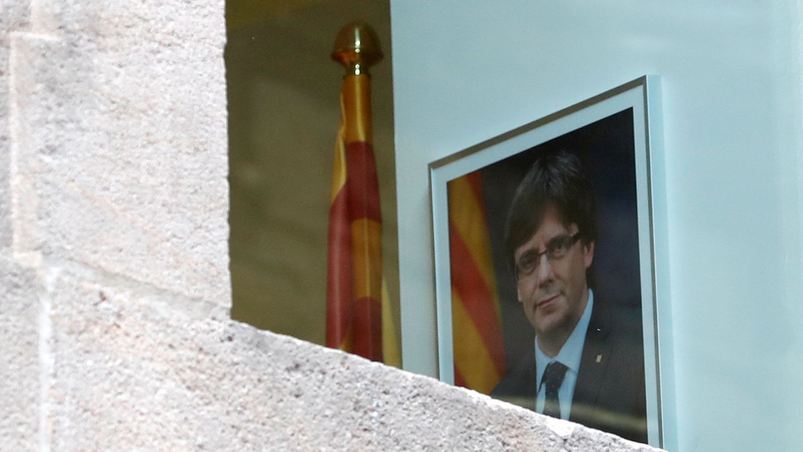 Foto: Un retrato del expresidente de Cataluña Carles Puigdemont en el interior del Palau de la Generalitat. (Reuters)