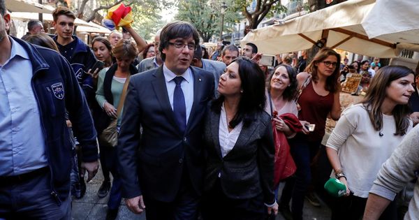 Foto: Carles Puigdemont, con su esposa. (Reuters)