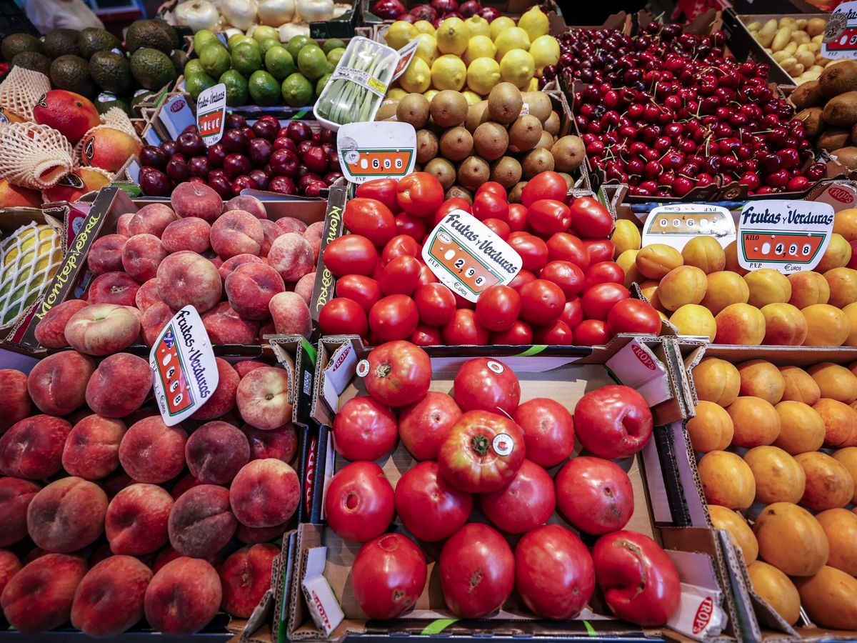 Foto: Fruta que se puede adquirir en un mercado español (EFE/Javier Lizon)