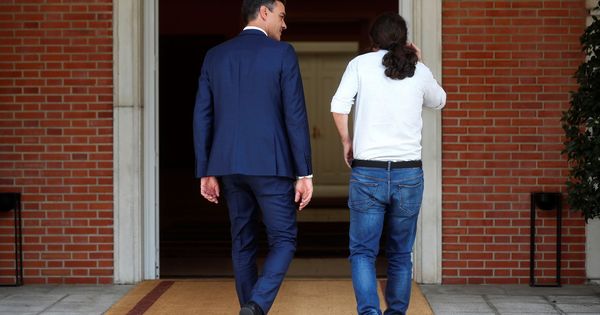 Foto: El presidente del Gobierno, Pedro Sánchez (i), recibe al secretario general de Podemos, Pablo Iglesias (d), antes de una reunión en Moncloa. (EFE)