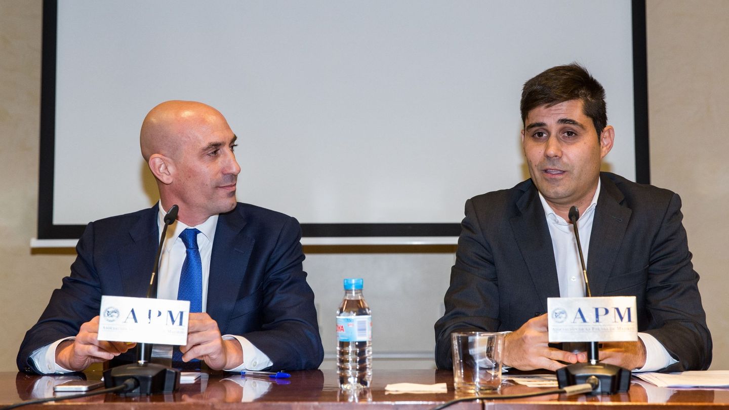 Luis Rubiales, junto a David Aganzo, tras cederle la presidencia de AFE. (EFE)