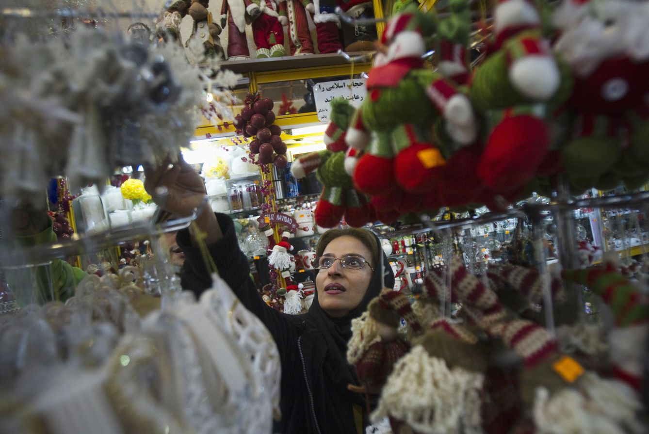 Una cristiana iraní busca adornos de Navidad en el centro de Teherán (Reuters).