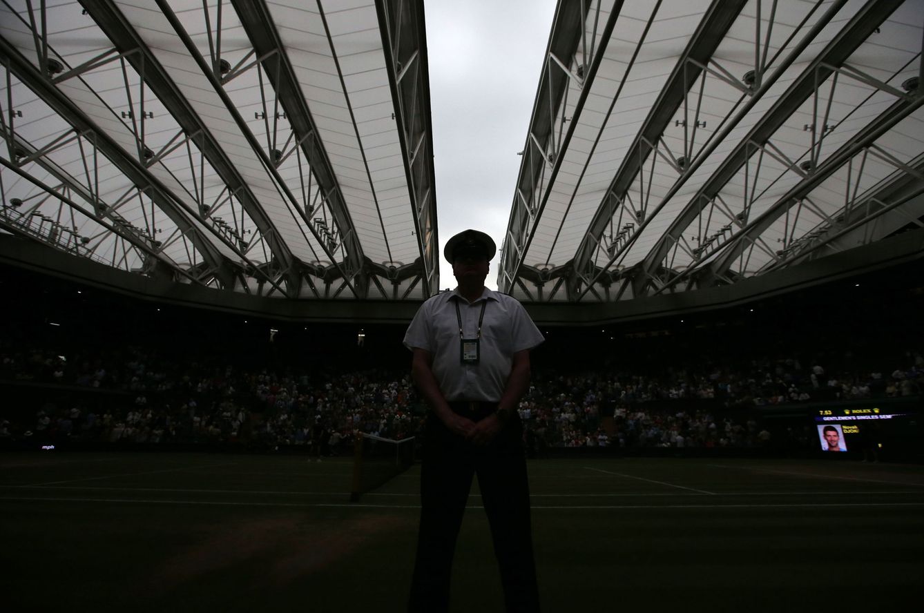 Tras la finalización del Anderson-Isner, el techo de la pista central de Wimbledon se cerró para el Djokovic-Nadal. (EFE)