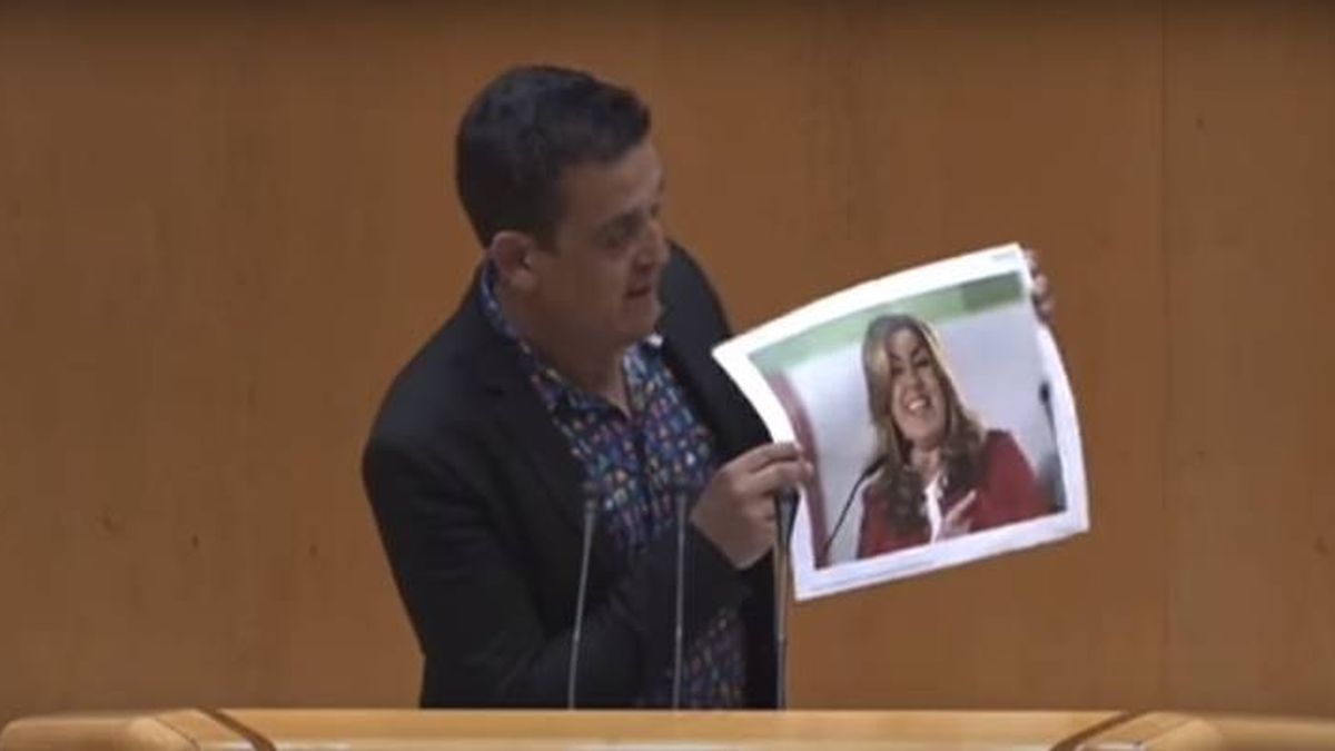 Un senador de Compromís rompe una foto de Susana Díaz y la llama "gusana"