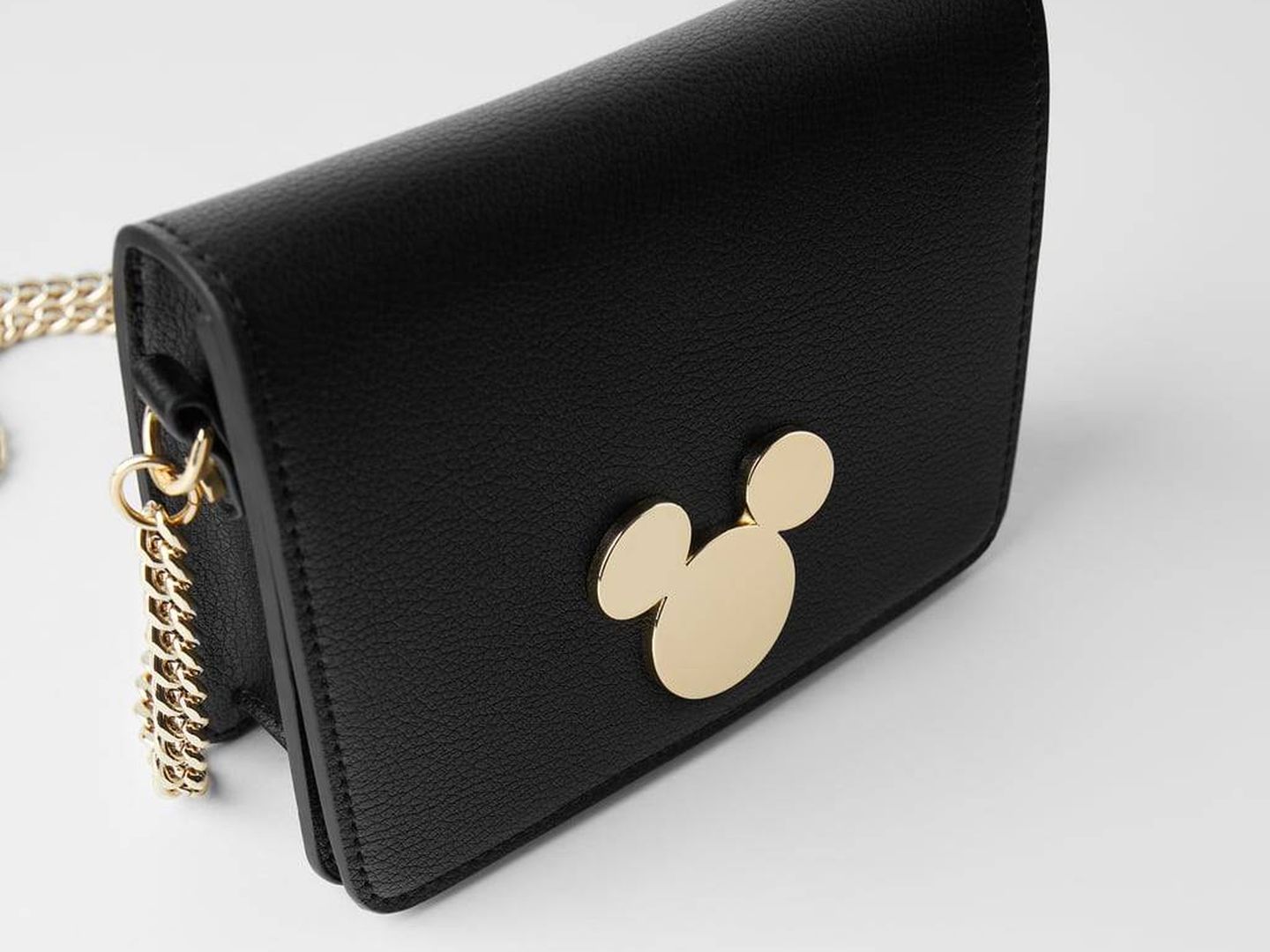 El bolso de Zara con hebilla de Mickey Mouse. (Cortesía)