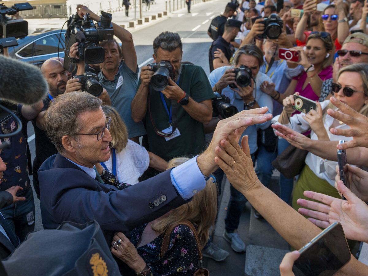 Foto: El líder del PP, Alberto Núñez Feijóo, a la salida del Congreso tras su investidura (EFE/Fernando Villar)