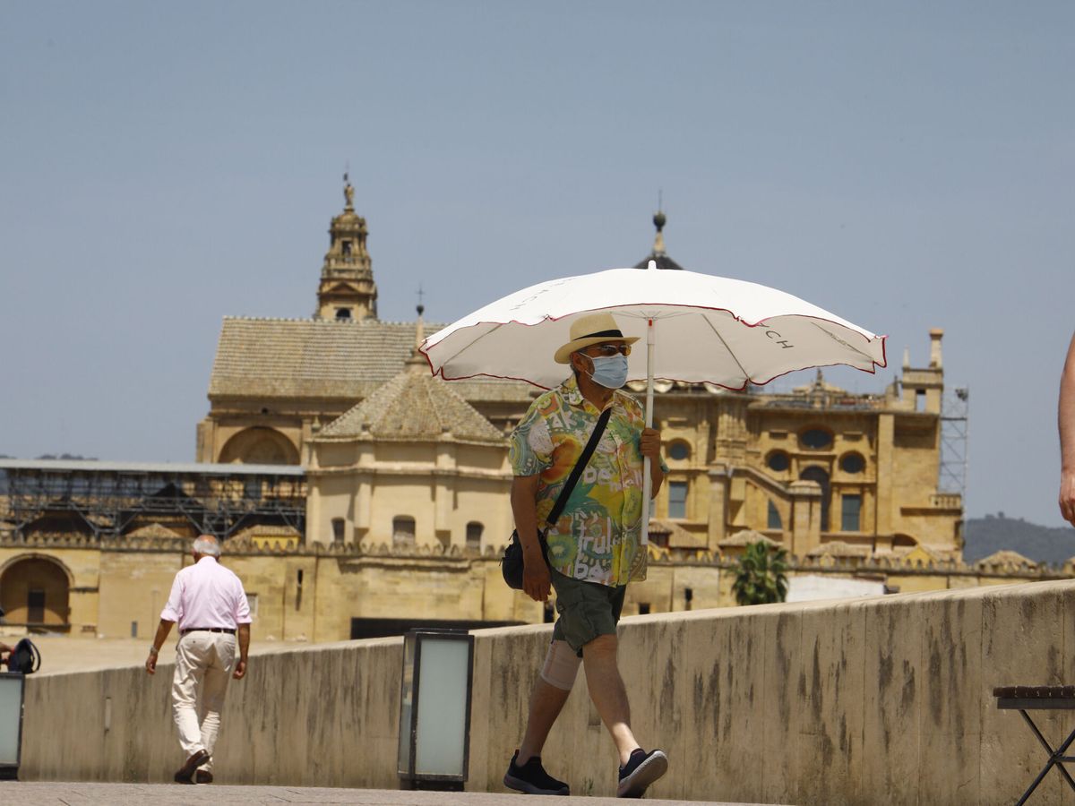 Foto: Una persona se protege con una sombrilla en Córdoba. (EFE/Salas)
