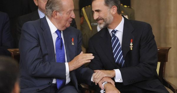Foto: El Rey emérito y Felipe VI, compartiendo confidencias. (Getty)