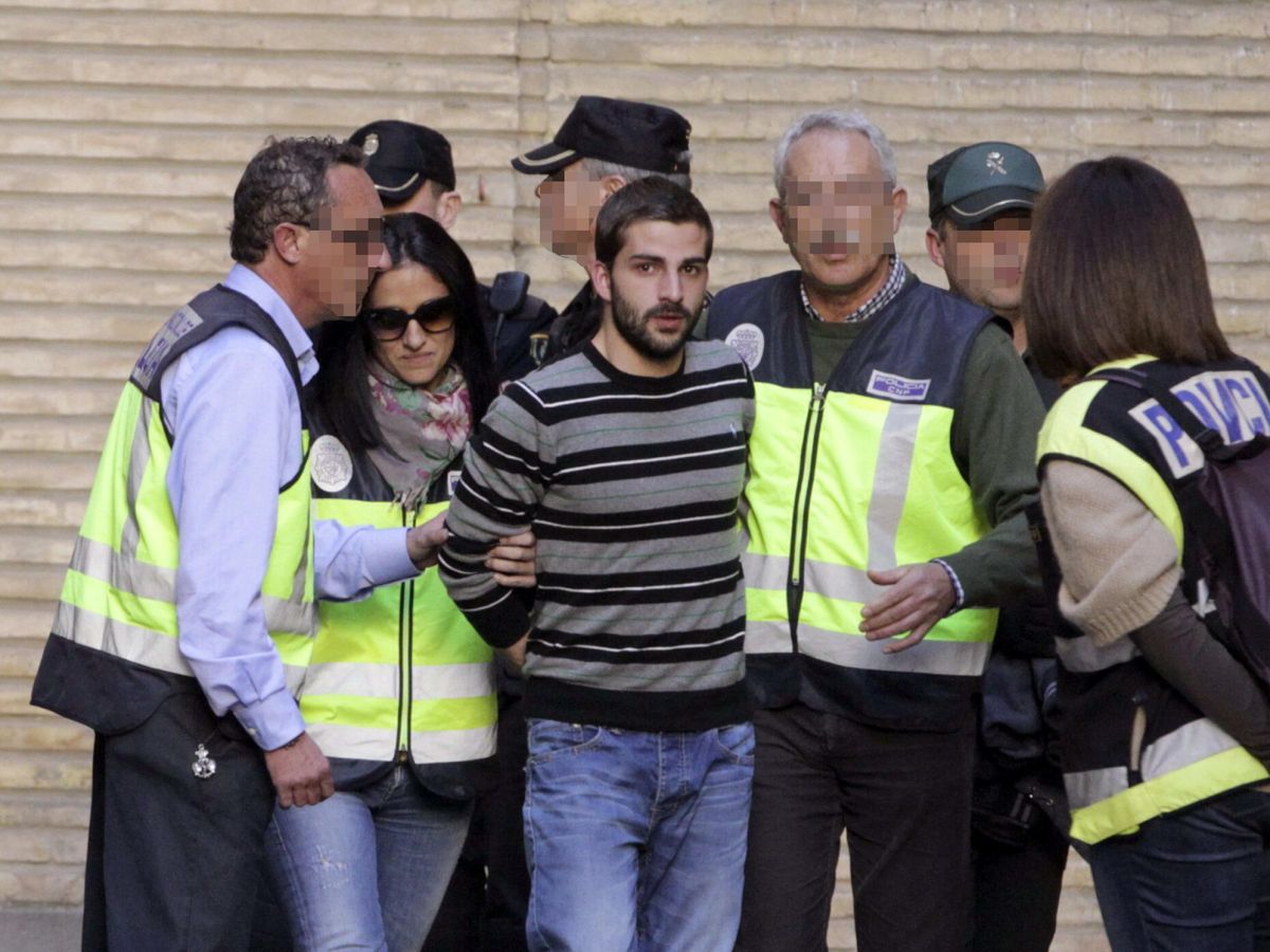 Foto: Miguel carcaño (c) a su llegada hoy al Hospital Miguel Servet de Zaragoza custodiado por la Policía para someterse al "test de la verdad" en 2014. (EFE)