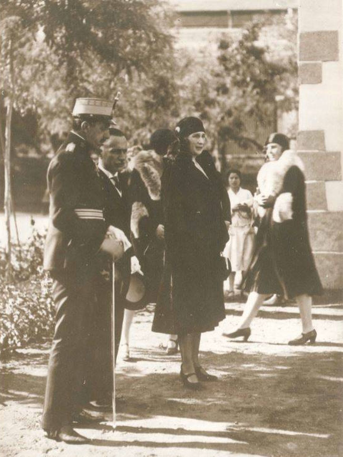 Alfonso XIII y doña Mercedes en una visita al hotel que lleva su nombre. (Archivo)