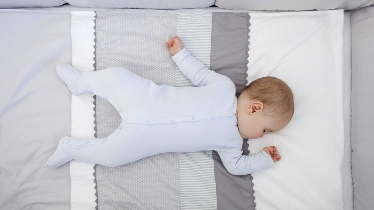 Qué ropa hay que ponerle a un bebé para dormir (y cómo comprobar que está a gusto)