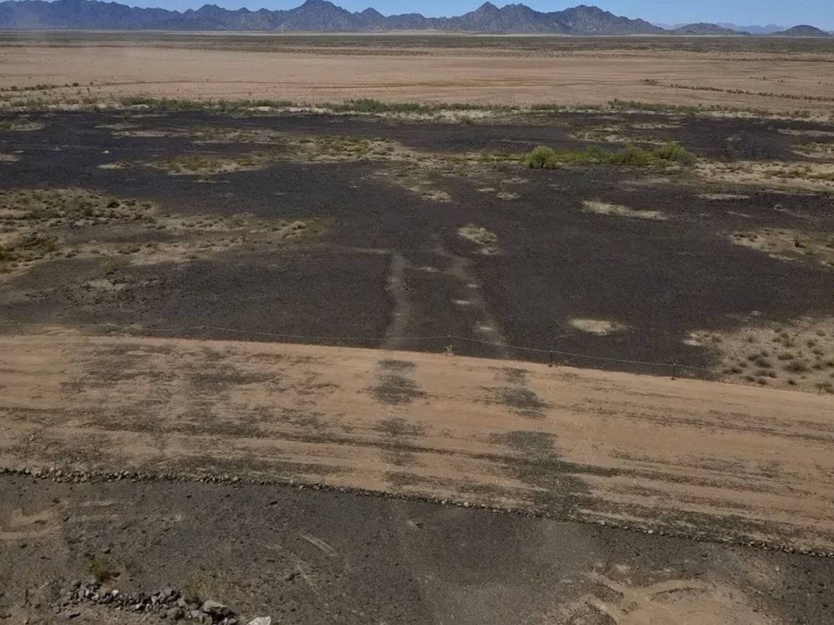 Obras de barreira fronteiriça nos Estados Unidos causam danos irreversíveis a geoglifo indígena no Arizona