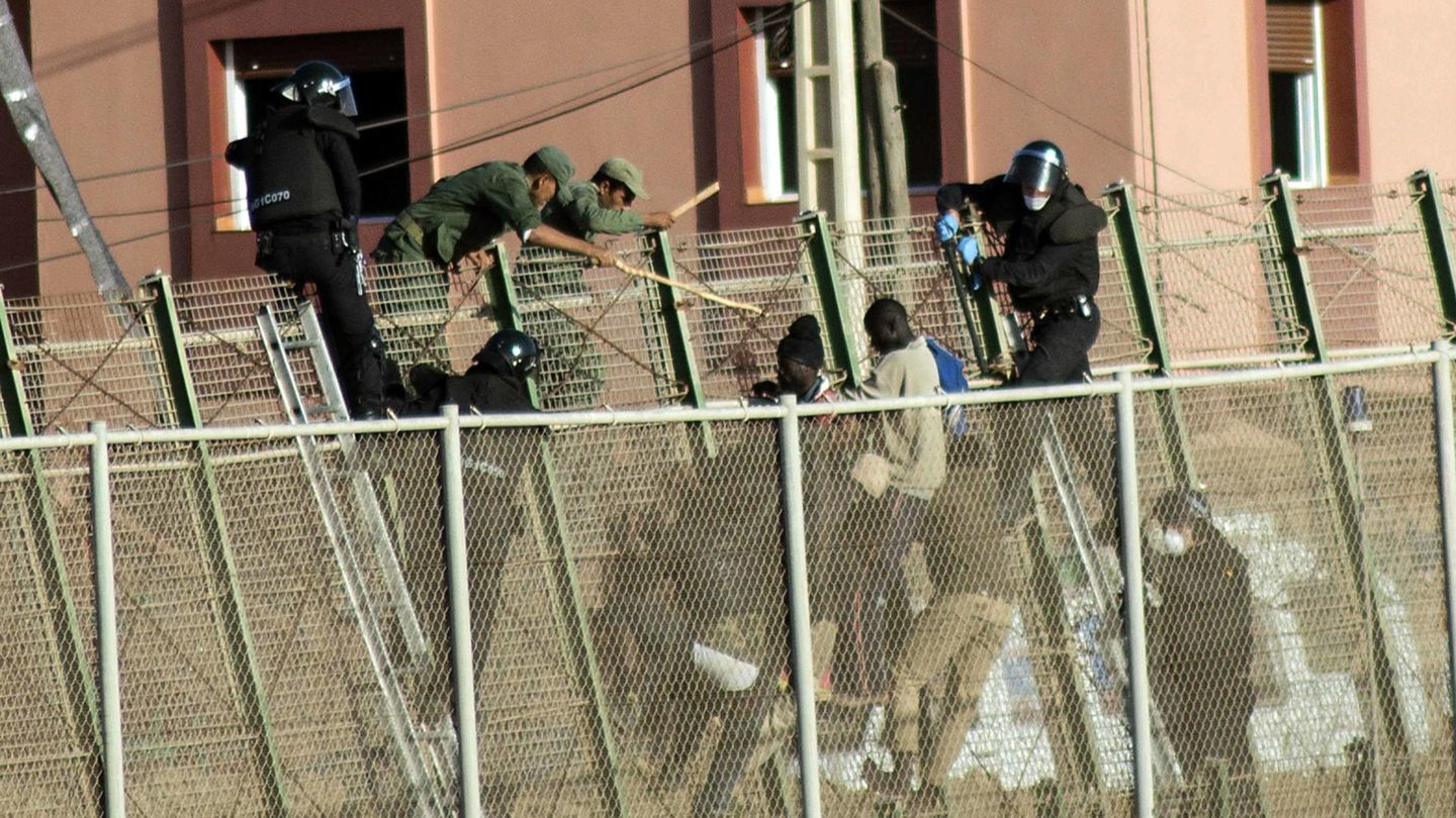 Gendarmes marroquíes golpean a inmigrantes en la frontera de Melilla (Reuters).