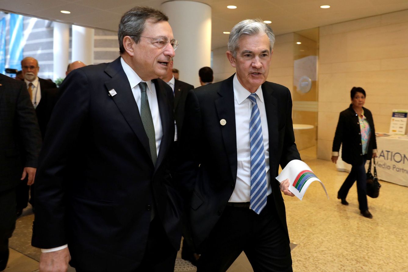 Draghi y Powell, charlando. (Reuters)