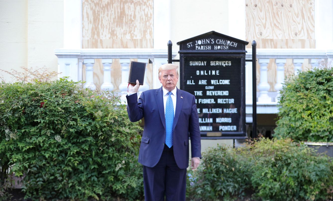 Trump enarbola una Biblia frente a una iglesia en Washington DC durante las protestas raciales. (Reuters)