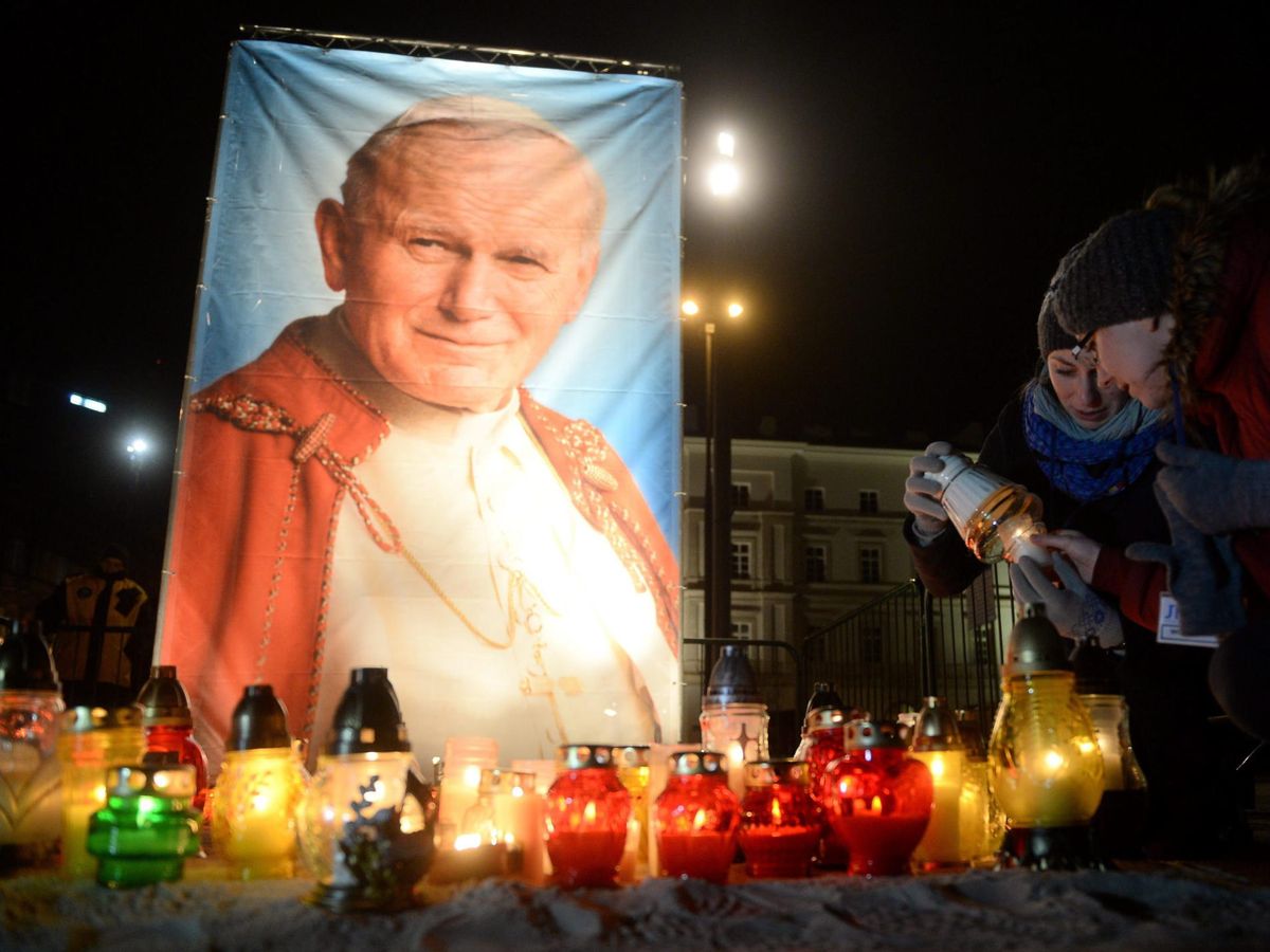 Foto: Altar en Varsovia (Polonia) en homenaje al papa Juan Pablo II. (Efe)