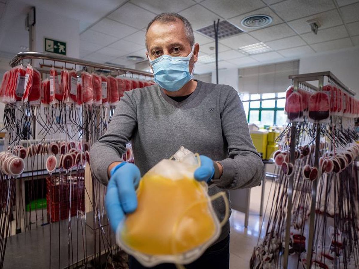 Foto: Fermín Cabanillas con una bolsa de su plasma hiperinmune al covid-19. (F.R.)