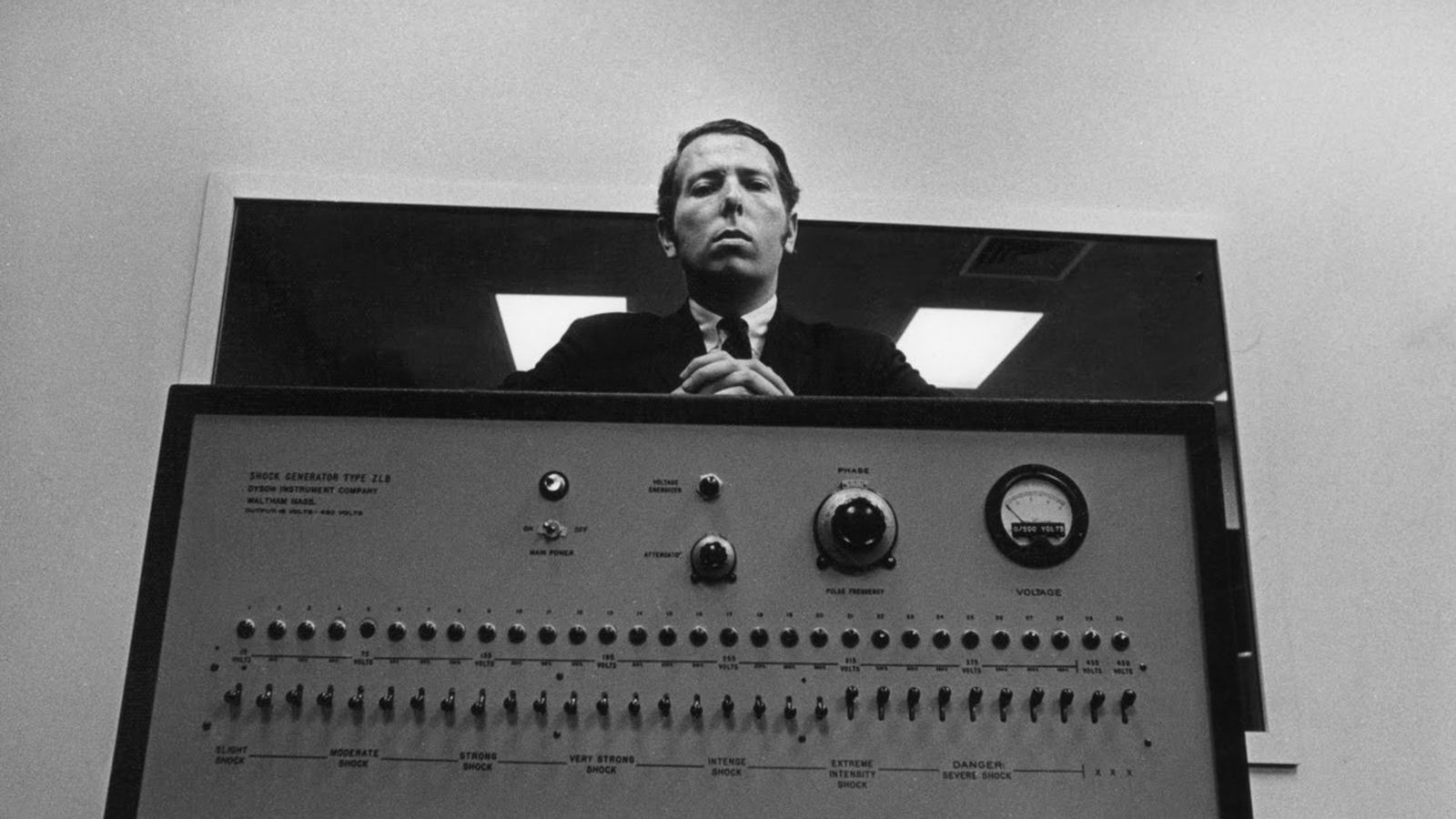 Foto: Stanley Milgram con su máquina de electrocutar falsa. 