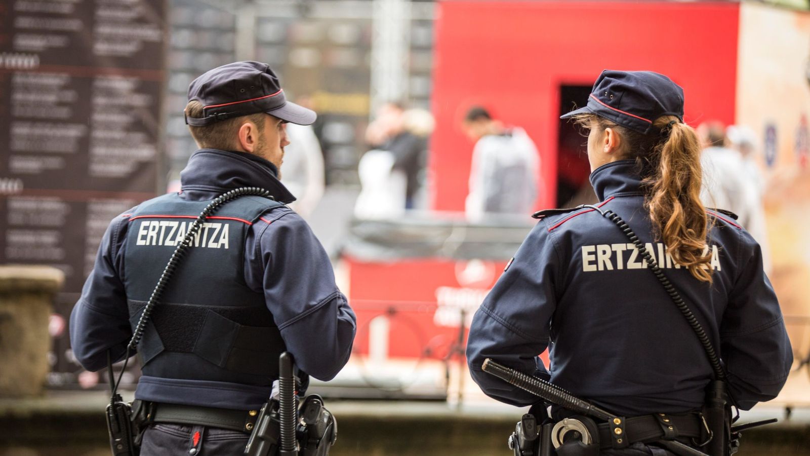 Foto: Una patrulla de la Ertzaintza vigila la la zona de aficionados de la Euroliga. (EFE)