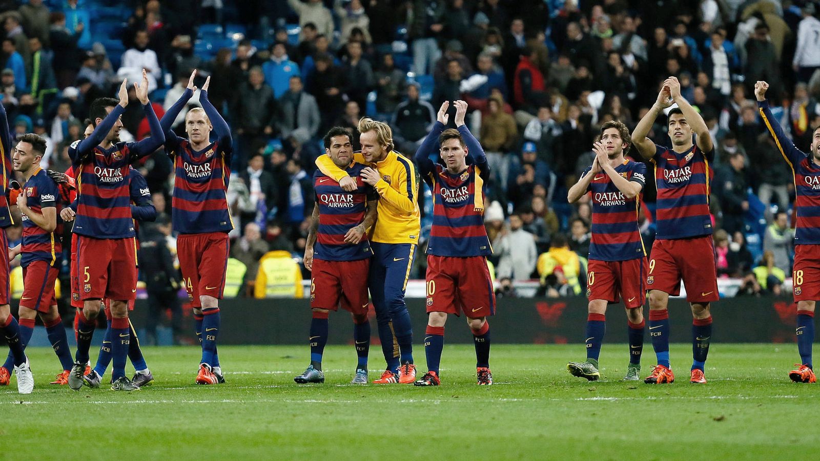 Foto: Los jugadores del FC Barcelona celebran su victoria en el Bernabéu (EFE)