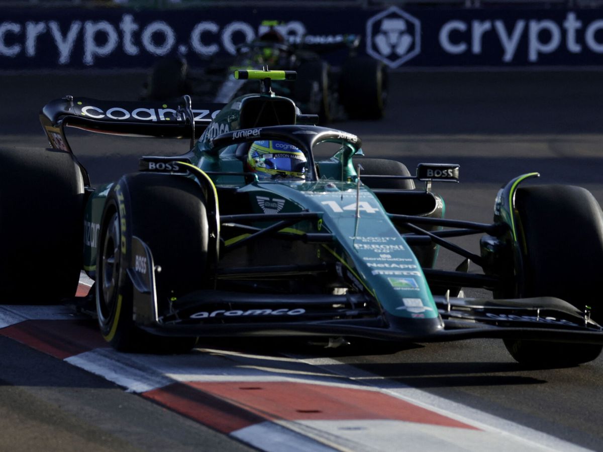 Foto: Fernando Alonso, en pleno Gran Premio de Azerbaiyán. (Reuters/Leonhard Foeger)