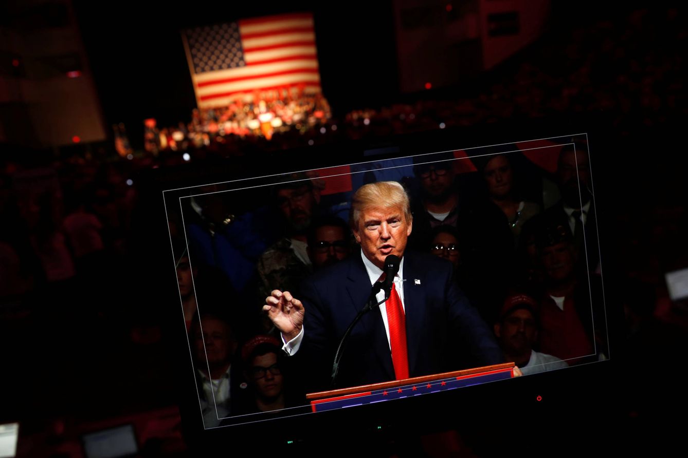 Trump en una pantalla durante un mitin de campaña en Bangor, Maine, el 15 de octubre de 2016 (Reuters).