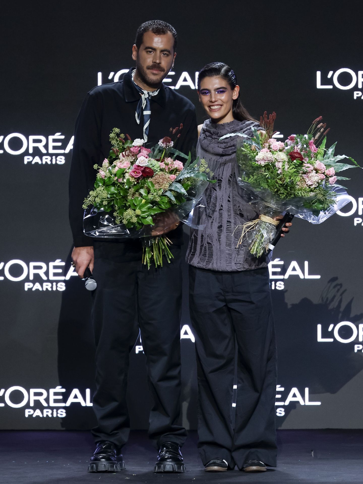 El director creativo de Mans Concept, Jaime Álvarez, y Julia Pacha recogen su premio L'Oréal. (EFE/Daniel González)