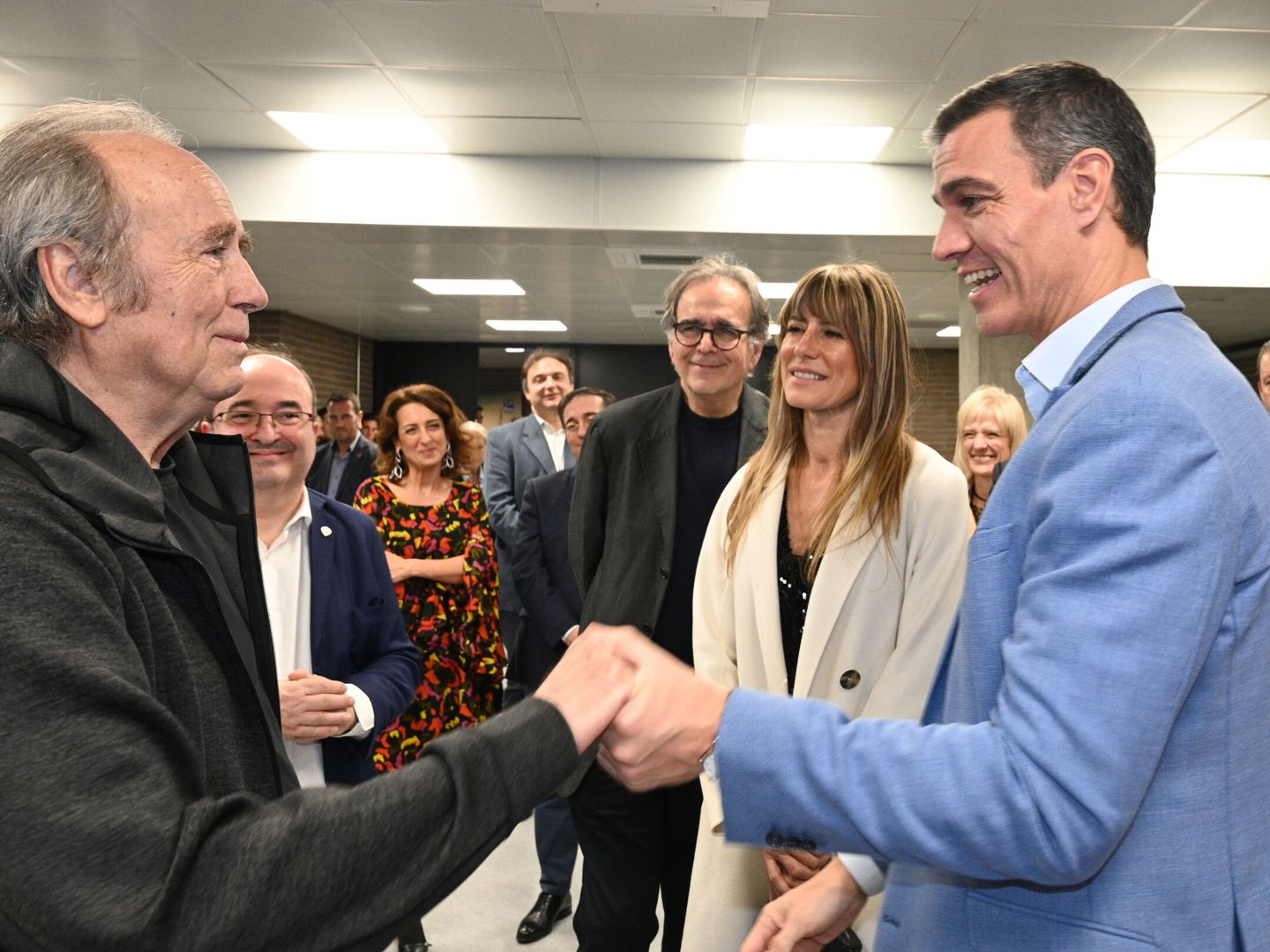 Sánchez, saludando a Serrat en presencia de Begoña Gómez. (EFE)