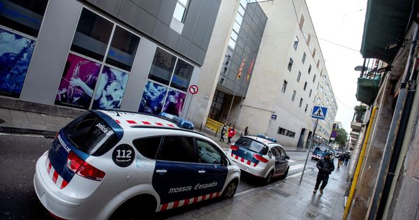 Foto: Exterior de una comisaría de los Mossos en Ciutat Vella, Barcelona. (EFE)