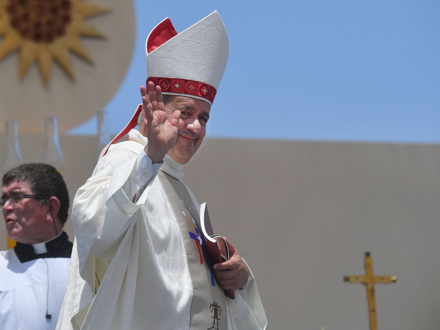 El obispo Juan Barros saluda a los congregados durante una misa multitudinaria oficiada por el papa Francisco en Iquique. (EFE)
