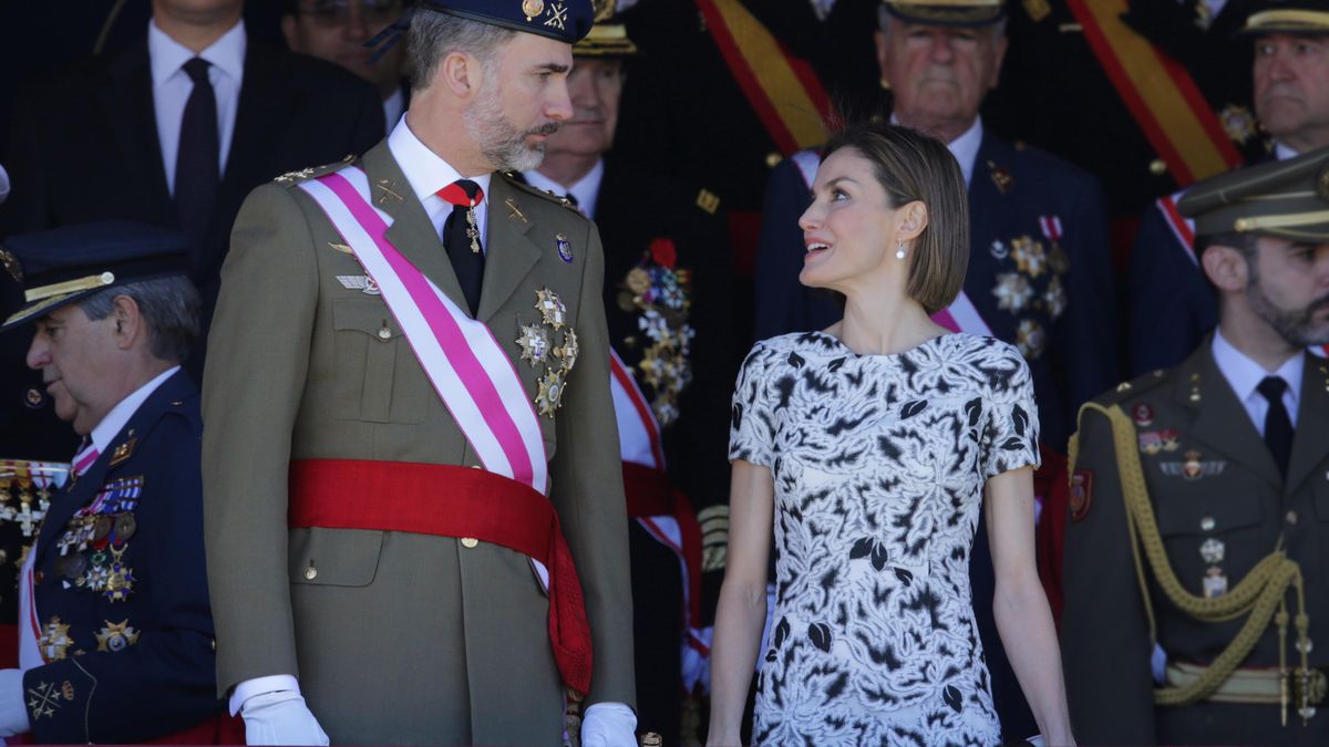 La Reina Letizia vuelve a confiar en Carolina Herrera para celebrar once años de amor