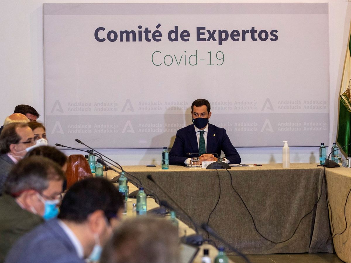 Foto: El presidente de la Junta de Andalucía, Juanma Moreno (c), preside la reunión del comité de expertos para analizar la situación de la pandemia y las posibles nuevas medidas para frenarla. (EFE)