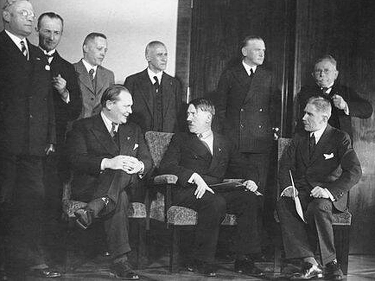 Sentado, a la derecha, Von Papen junto a Adolf Hitler y Herman Göring.