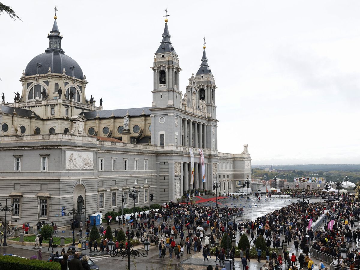 Foto: Muchas de las actividades tendrán lugar en la Catedral y en la Plaza de la Almudena (EFE/Chema Moya)