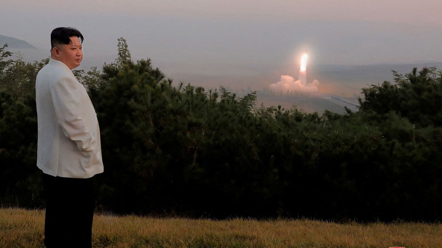 Kim Jong Un durante el envío de un misil. (Reuters)