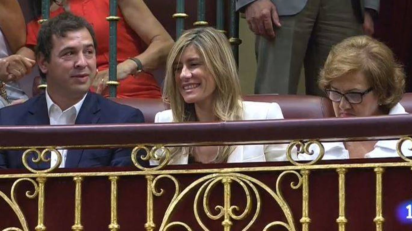 El hermano de Sánchez, su mujer, Begoña Gómez, y la madre del candidato durante la sesión de investidura. (RTVE)