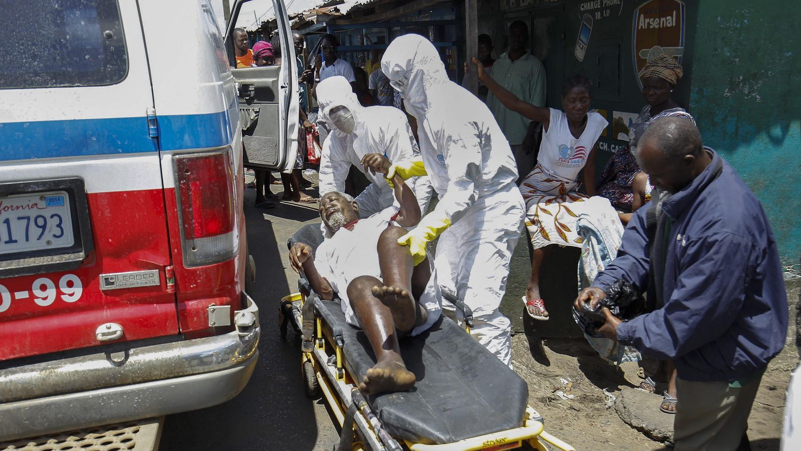 Foto: Dos sanitarios trasladan a un paciente ébola a un hospital. (Efe) 