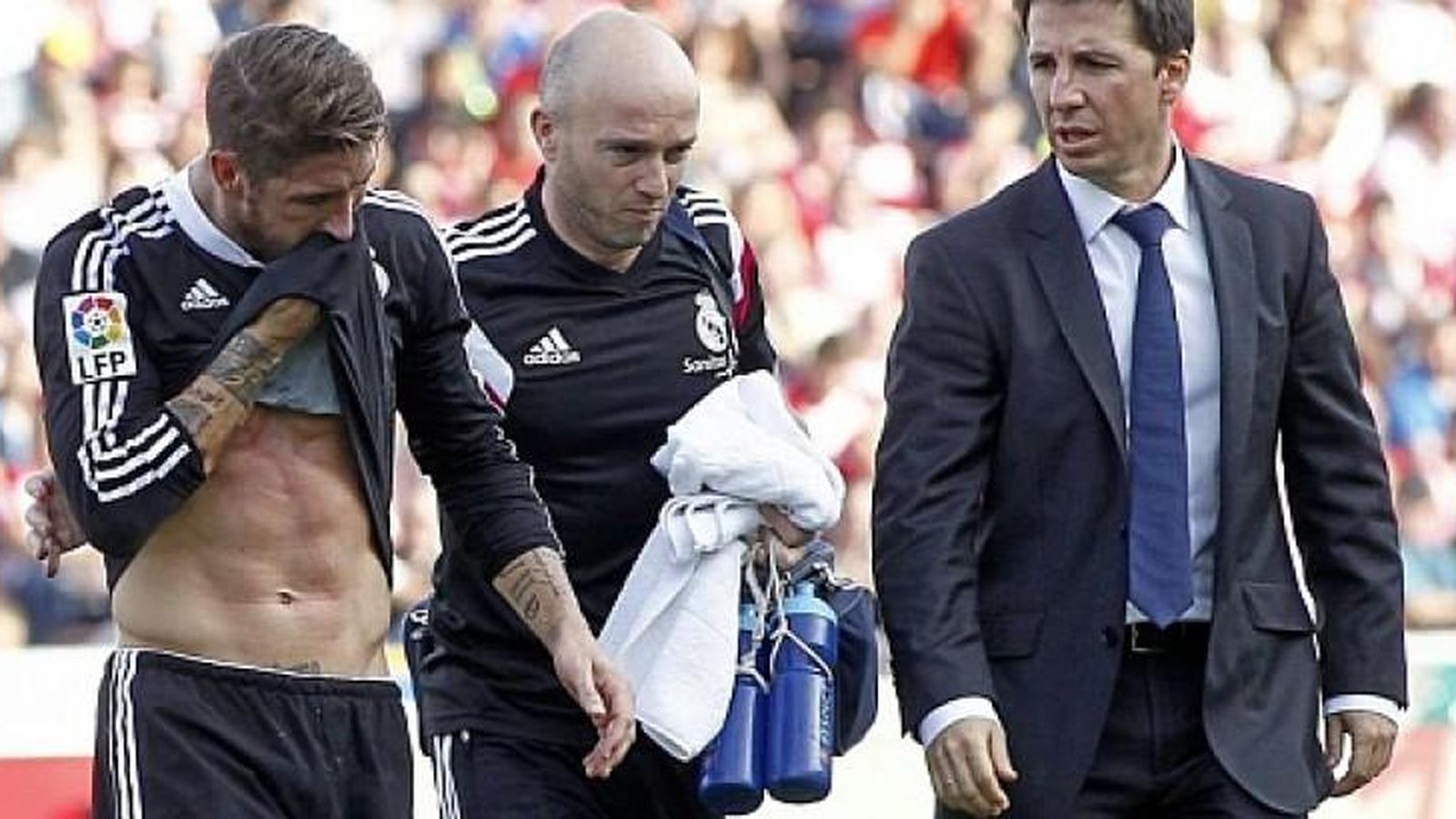 Foto: Sergio Ramos y el doctor, a la derecha de la foto. 