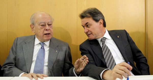 Foto: Los expresidentes de la Generalitat Jordi Pujol (i) y Artur Mas (d). (EFE)