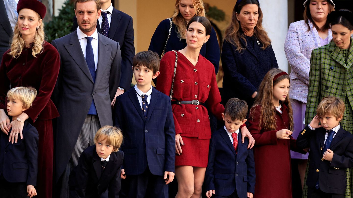 En el centro, de rojo, Carlota Casiraghi junto a su familia en el Día Nacional. (Reuters/Pool/Valery Hache)