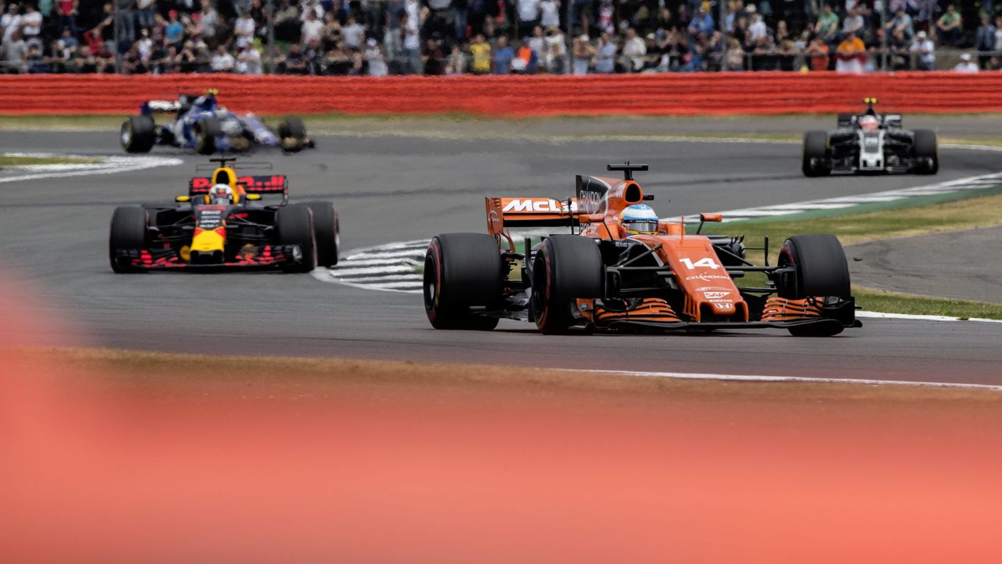 Alonso, luchando en el Gran Premio de Gran Bretaña. (EFE)
