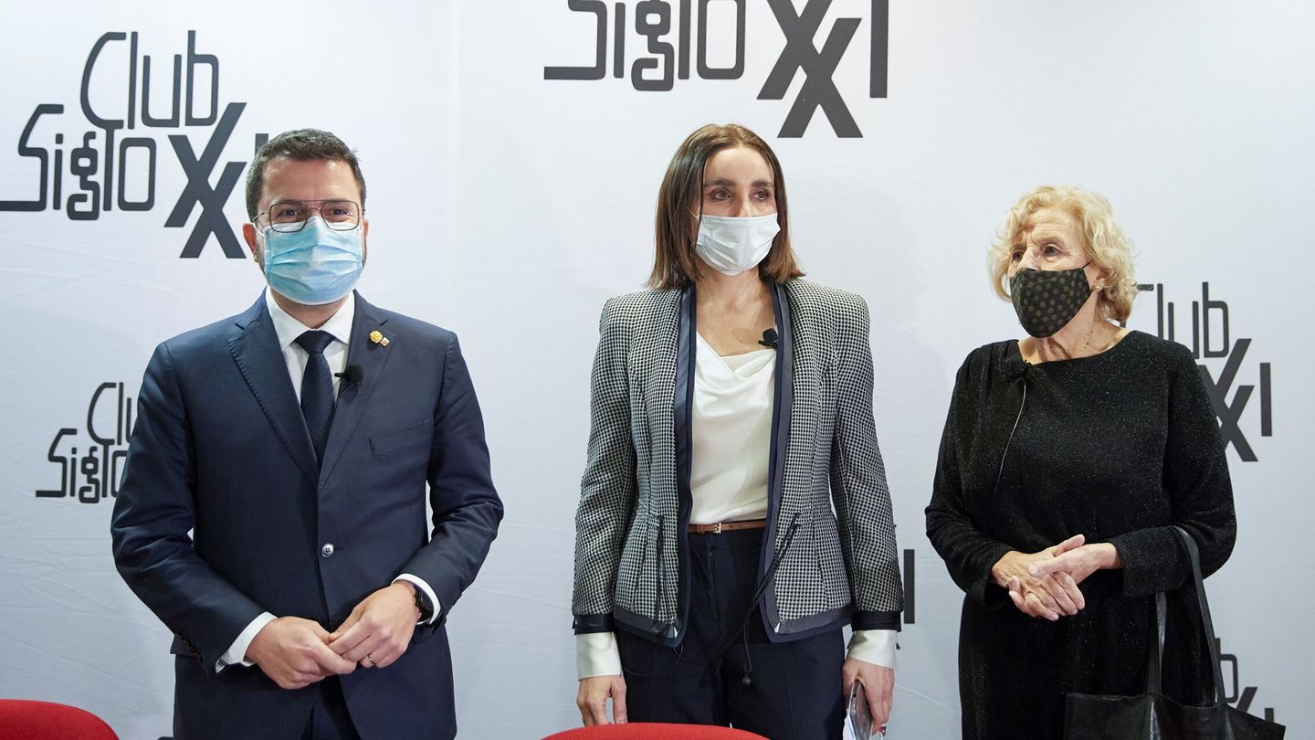 El presidente de la Generalitat, Pere Aragonès (i), la presidenta del Club Siglo XXI, Paloma Segrelles (c), y la exalcaldesa madrileña Manuela Carmena. (EFE/Miguel Oses)