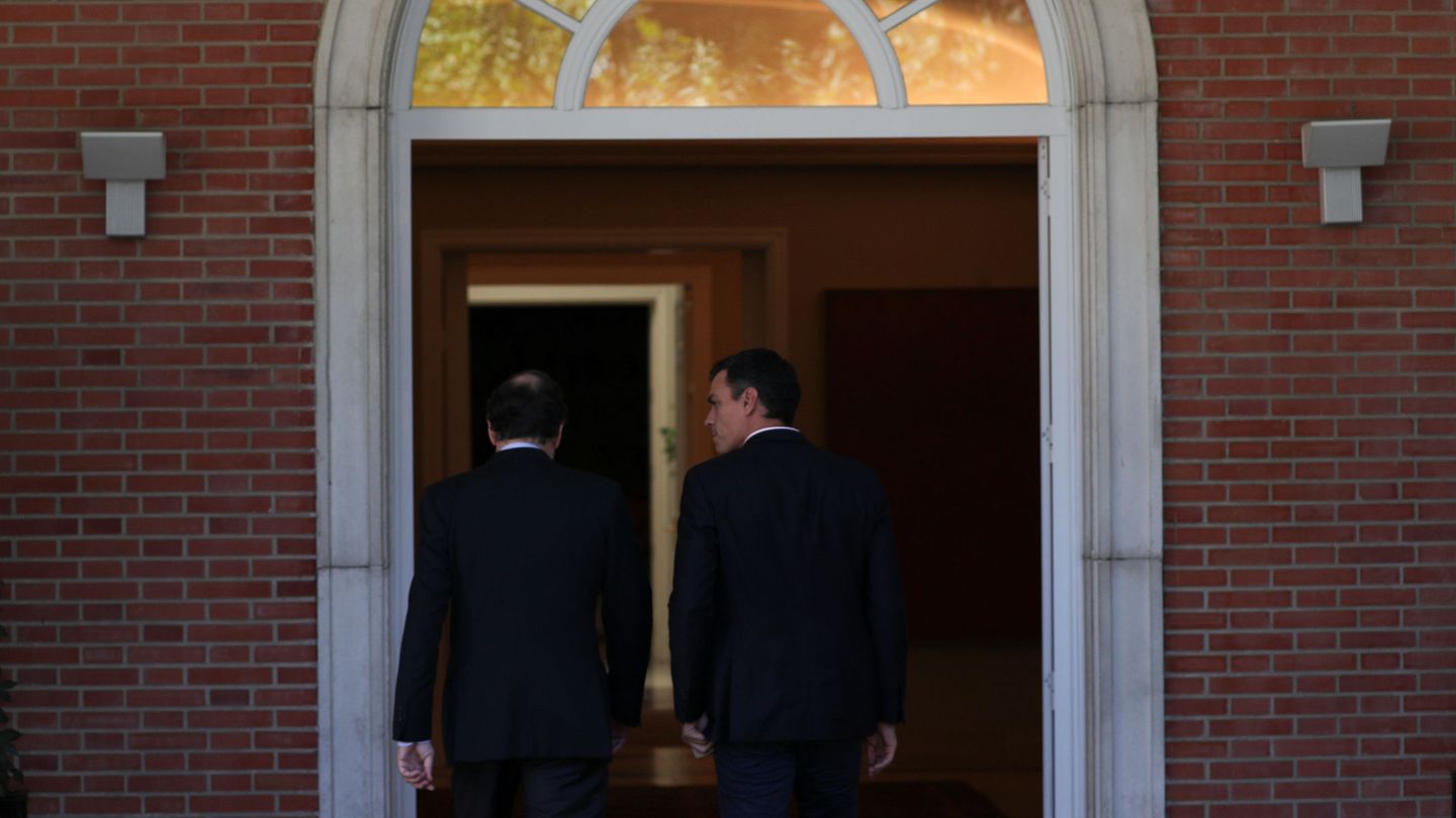 Mariano Rajoy y Pedro Sánchez se dirigen a su reunión en el palacio de La Moncloa, este 2 de octubre por la tarde. (Reuters)