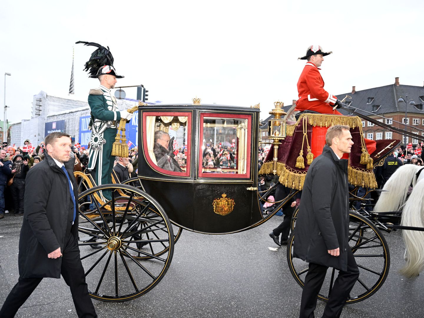 La reina, saludando a los miles de daneses que se han echado a la calle. (Reuters)