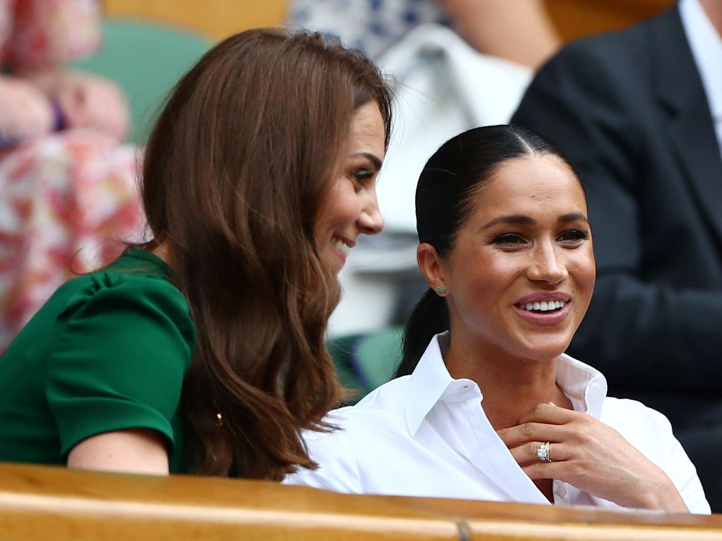 Kate Middleton y Meghan Markle charlan en Wimbledon. (Reuters)
