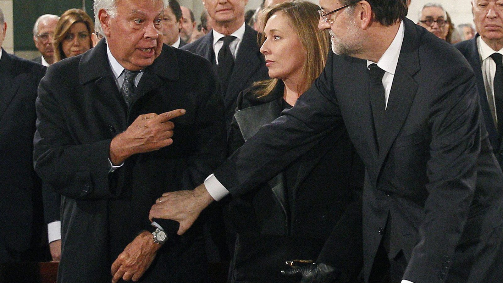 Foto: Mariano Rajoy habla con Felipe González durante el funeral de Adolfo Suárez. (Reuters)