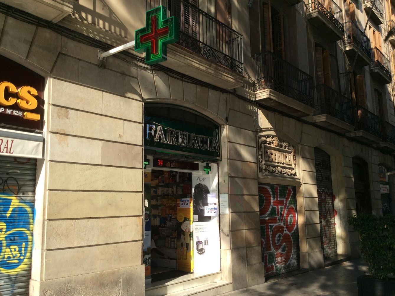 La farmacia frente a la Catedral de Barcelona sobrevive gracias al turismo de la zona. (EC) 